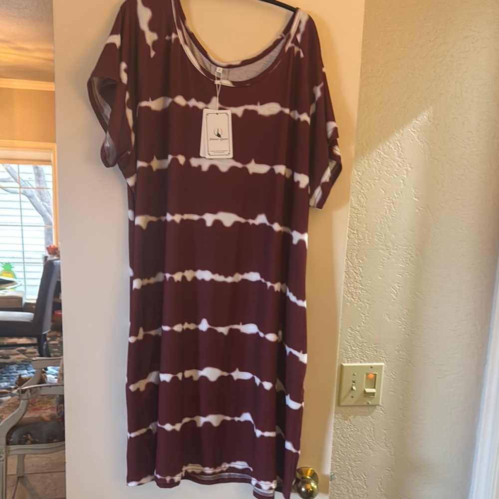 3 for $20–NWT-Stylish Maroon and White Women's Dress- has pockets ! Size 3X